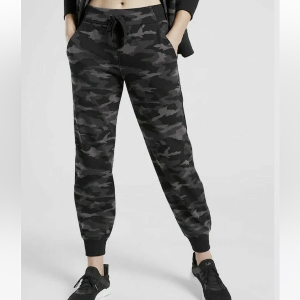 ATHLETA Triumph Jogger Black Camo size XS